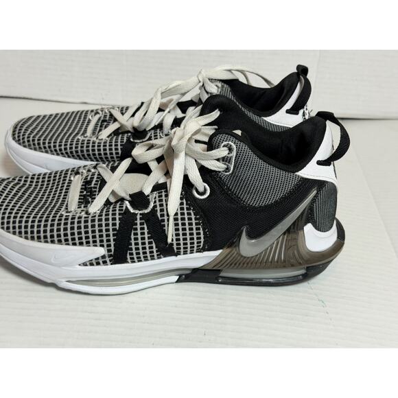 Athletic_Shoes